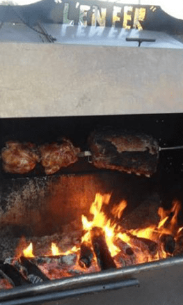 Viandes rôties sur une rôtissoire au feu de bois d'érable par Méchoui du Marquis, traiteur au Québec spécialisé en méchoui traditionnel pour mariages et évènements festifs