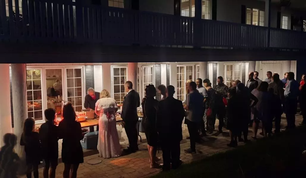 Repas de mariage méchoui, pour un repas convivial avec vos convives organisé par le traiteur Les Méchouis du Marquis