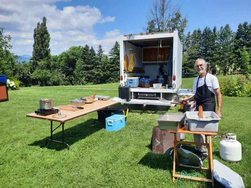 Richard Lapointe et son installation mobile pour vos repas méchouis au Québec