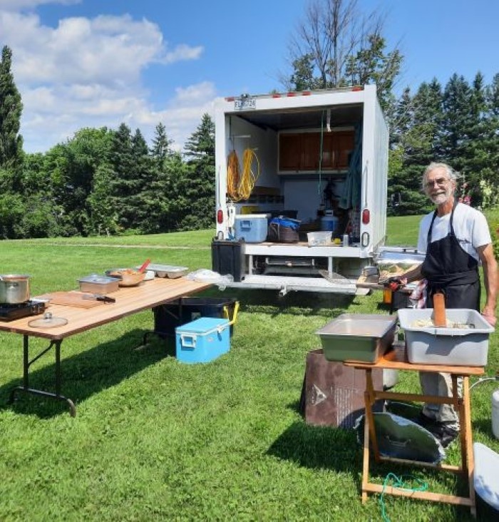 Installation de cuisine mobile pour méchoui en plein air par Méchoui du Marquis, traiteur au Québec spécialisé en évènements, mariages et fêtes champêtres avec service personnalisé